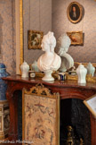 <center>Le cabinet de travail </center>Buste présumé de la princesse de Polignac. Jean-Baptiste II LEMOYNE (1704-1778)
Marbre
XVIIIe siècle. <br>Écran de feu à châssis coulissant, garni d’une tapisserie : Apollon jouant de la lyre. Manufacture de Beauvais, Pans Bois de noyer doré
Vers 1700-1710. <br>
Paire de chenets Louis XV de forme rocaille, surmontés d’une statuette : Sirène et Triton France
Bronze doré, patine noire
XVIIIe siècle. <br> Paire de cache-pots à décor de fleurs
Manufacture de Vincennes-Sèvres
Porcelaine dure peinte et dorée
1774. <br>
Paire de vases Chine
Porcelaine blanche
Époque Qianlong (XVIIIe siècle).