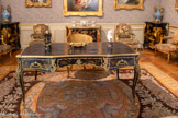 <center>Le cabinet de travail </center>Fauteuil de bureau canné Étienne MEUNIER
Bois de hêtre doré à l'huile.
Vers 1765-1768. <br>
Globe soutenu par trois enfants France
Bronze patiné, bronze doré.
XVIIIe-XIXe siècle. <br>
Encrier
Bois de rose et d’amarante, bronze doré. XVIIIe siècle. <br>
Statuette d’Aphrodite rattachant sa sandale.
Copie d’après l’Antique
Marbre blanc.
