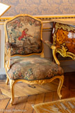 <center>Le cabinet de travail </center>Suite de fauteuils à la Reine, couverts de tapisseries d’origine à décor des Fables de La Fontaine, Manufacture de Beauvais. 
Jacques CHENEVAT d’après les cartons de J.B. OUDRY
Bois de noyer redoré
Vers 1760-1765
