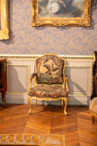 <center>Le cabinet de travail </center>Suite de fauteuils à la Reine, couverts de tapisseries d’origine à décor des Fables de La Fontaine, Manufacture de Beauvais. 
Jacques CHENEVAT d’après les cartons de J.B. OUDRY
Bois de noyer redoré
Vers 1760-1765