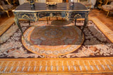 <center>Le cabinet de travail </center>Tapis d’après un modèle de la Manufacture de la Savonnerie. BRAQUENIÉ
Laine