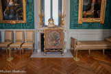 <center>Le boudoir</center>Suite de chaises basses.
Paris
Bois doré, soierie
Vers 1850-1870
<br>Écran de feu à châssis, garni d’une tapisserie. Manufacture d’Aubusson. Bois de hêtre doré. Vers 1710. <br>
Banquette «courante» à deux accotoirs. Jean-Baptiste TILLIARD. Bois de hêtre doré, soierie Vers 1770