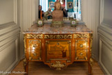 <center>Le boudoir</center>Commode à décor d’instruments de lettré. Pierre ROUSSEL (1723-1782)
Marqueterie de bois de rose, de palissandre, de sycomore et de buis, bronze doré, marbre rouge royal de Belgique. Vers 1765. <br>
Paire de jardinières à décor de bouquet en réserve
Porcelaine de Paris peinte, bronze doré, cuivre XIXe siècle