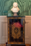 <center>Le boudoir</center>Petit meuble d’appui. À la manière de BOULLE
Placage d’ébène et incrustations de cuivre XVIIIe siècle