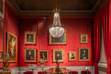 <center>La bibliothèque</center>Chambre à coucher de Nélie Jacquemart devenue bibliothèque, cette pièce est la plus reculée de l’hôtel. Les deux époux s’y retrouvaient pour consulter les catalogues de vente et décider de leurs futurs achats. Le mobilier de la pièce est de style et d’époque Louis XIV, dont le Cabinet Fontanges, offert par le roi à Mademoiselle de Fontanges est le fleuron le plus étonnant. Aux murs, vous découvrez une série de tableaux flamands et hollandais du XVIIe siècle. Dès 1865, Edouard avait acquis le Portrait du docteur Tholinx par Rembrandt. Plus tard s’y est ajoutée la célèbre petite scène des Pèlerins d’Emmaüs peinte, elle aussi, par Rembrandt. Autour de cette peinture infiniment précieuse, des portraits et des paysages réunissent les noms prestigieux de Van Dyck, Frans Hals, Philippe de Champaigne, Ruysdaël. <br> En haut. Portrait d’homme
Frans HALS (entre 1580 ci 1585-1666)
Huile sur toile
Vers 1660. <br>
Portrait du Comte Henri de la Pena. Antoon van DYCK (1599-1641)
Huile sur toile
Vers 1627<br>
Portrait d’enfant rieur. D’après Judith LEYSTER
(vers 1600-1660) <br> En bas . Portrait de Nicolas de la Bye. Jan de BRAY (1626/1627-1697)
Huile sur toile
1660. <br>
Portrait d'un architecte tenant un parchemin, de Jacob Voet, huile sur toile, XVIIème siècle <br> Portrait du docteur Arnold Tholinx Rembrandt van RIJN, dit REMBRANDT (1606-1669)
Huile sur toile. 1656<br>
Portrait de profil de vieil homme de Quentin Metsys, 1513, huile sur papier. <br>
Portrait d’homme
Philippe de CHAMPAIGNE
(1602-1674)
Huile sur toile. 1654.
