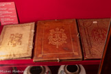 <center>La bibliothèque</center>Reliure aux Armes du Pape
Clément XIII
Italie
Parchemin, décor doré
Entre 1758 et 1769. <br>
Reliure aux armes d'innocent XI Odescalchi Italie
Maroquin brun, décor doré
XVIIe siècle. <br>
Reliure aux armes d'innocent XI Odescalchi Italie
XVIIe siècle
