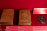 <center>La bibliothèque</center>De rebus japonicis, 1605 Imprimé
John MAX écrivain NUTIUS, éditeur
Reliure aux armes de Henri II de Bourbon-Condé Veau fauve, décors dorés
Historia virginalis de beatissimae Maria…Vita, 1605.
Imprimé. <br>
Juan BONIFAZ, écrivain Relieur parisien
Reliure aux armes de France et de Navarre.
Maroquin olive, décors dorés. <br>
Portrait de profoil de Marie de Médicis, d'après Guillaume Dupré. Epreuve d'essai, bronze.