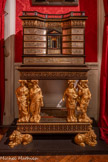 <center>La bibliothèque</center>Cabinet dit « de la Duchesse de Fontanges »
Attribué à Pierre GOLE (1620-1685)
Bois d’ébène et de palissandre, marqueterie de cuivre et d’étain, tiroirs en corail, bois doré, pierre dure et marbre. Vers 1680.
