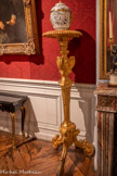 <center>La bibliothèque</center>Paire de vases
Attribuée à André-Charles BOULLE
(1642-1732)
Porcelaine de Chine sur monture de bronze doré Fin du XVIIe-début du XVIII siècle