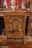 <center>La bibliothèque</center>Ecran de feu à châssis à décor de Pulcinella et Colombine Manufacture royale de la Savonnerie, d’après un carton de Claude III AUDRAN
Bois de noyer doré, laine
Vers 1725. <br> Buste d'enfant. François Duquesnoy. Marbre. Début du XVIIe siècle.