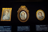<center>Le grand salon</center>Médaillons : Portrait de jeune fille blonde ; Portrait d'enfant ; Portrait d'enfant costumé en Crispin. Attribués à Marie-Ange GERARD, épouse de Fragonard (1745 - 1823). Peinture sur vélin.