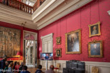 <center>Le salon de musique</center>C'est l'autre grande pièce de réception. Ce salon est typique du Second Empire avec ses murs tendus de rouge et ses meubles en bois foncé. Les peintures qui ornent la pièce ont souvent changé, en fonction de l’accroissement de la collection. Elles nous ramènent au XVIIIe siècle français avec des œuvres d'Hubert Robert, de Fragonard ou encore des portraits de Perronneau.