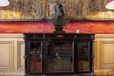 <center>Le salon de musique</center>Buste d’Edouard André. Nélie JACQUEMART (1841-1912)
Bronze Vers 1890. <br> 
Bibliothèque basse
Paris. Bois d'ébène et incrustation de pierre dures. Vers 1830-1840.