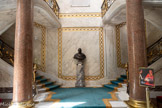 <center>L'escalier  </center>La prouesse architecturale de cette maison est son escalier monumental, curieusement rejeté en fin des appartements, alors qu'on l'attendrait traditionnellement au centre de la construction.
Conçu par Henri Parent, cet escalier est une construction féerique, d'une légèreté surprenante malgré la densité des matériaux qui le composent : le marbre, la pierre, le fer, le bronze. Il s'élève jusqu'à une corniche arrondie qui en prolonge les courbes. Le jeu des miroirs le reflète sur tous les murs et porte l'illusion à son comble. <br> Buste du Cardinal de Richelieu, d'après le modèle de Jean Warin (1607-1672), en bronze, patine brun foncé, sur un piédouche en marbre gris. France, XIXe siècle.