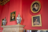 <center>Le fumoir </center>Portrait de femme, école anglaise, XVIIIème siècle; huile sur toile<br>
Paire de vases. Japon
Porcelaine Imari Début du XIXe siècle. <br> Portrait de jeune femme John HOPPNER (1758-1810)
Huile sur toile
XVIIIe siècle. <br>
Portrait de Mrs Inchbald
John HOPPNER (1758-1810)
Huile sur toile. <br> Casque de parade vénitien monté sur un guéridon
Venise
Fer battu revêtu de tissu rouge
XVIe siècle