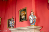 <center>Le fumoir </center>Portrait de femme, école anglaise, XVIIIème siècle; huile sur toile<br>
Paire de vases. Japon
Porcelaine Imari Début du XIXe siècle.