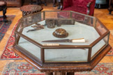 <center>Le fumoir </center>Table octogonale Italie
Bois sculpté XVIe siècle
<br>Écritoire Turquie
Cuivre gravé, damasquiné d’argent
XVIe siècle. <br>
Boîte quadrilobée Perse
Jade vert, or et rubis
XVIe siècle. <br>
Couteau à lame d’acier damasquinée d’or Iran
Acier, ivoire, or. XVIIe. <br>
Poignard Iran
Acier et ivoire sculpté
XVIIe siècle. <br> Tapis à feuilles déchiquetées Anatolie
Laine
XVIIe siècle.
<br> Tapis à effet de mosaïque Syrie, Damas
Laine
XVIe siècle