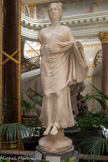 <center>Le jardin d'hiver</center>Victoire sans ailes Art gréco-romain Marbre. <br> Au moment de l'inauguration de l'hôtel, c'est la pièce qui frappe le plus les contemporains. La revue L'Illustration en rend compte en 1876 : 