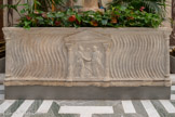 <center>Le jardin d'hiver</center>Sarcophage avec bas-relief représentant Minerve et Cérès. Art romain. Marbre. IIIe .siècle.