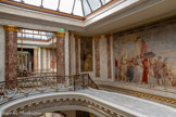 <center>La fresque de Tiepolo </center>La réception d’Henri III à la villa Contarini.
Giambattista TIEPOLO (1696-1770)
Fresque, 1745. <br>
Elu roi de Pologne en 1573, le futur Henri III décide de rentrer un an plus tard en France pour «succéder à son frère Charles IX qui vient de mourir. En chemin, il séjourne une douzaine de jours à Venise où il reçoit un accueil grandiose. Au moment de quitter la Vénétie, il accorde une dernière faveur au procureur Federigo Contarini, en s’arrêtant dans sa villa à Mira, sur les rives de la Brenta.
En 1745, c’est le souvenir de cette visite qui sert de prétexte au peintre Giambattista Tiepolo pour décorer le vestibule de la villa Contarini. L’artiste vénitien associe à cet évènement illustre la commémoration du mariage de Lucrezia Corner, adossée à la colonne de gauche, avec Vincenzo Pisani, devenu propriétaire de la villa, qui se tient en face d’elle.