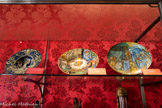 <center></center>Assiette creuse avec buste de femme et décor à candelieri. Atelier de Castel DURANTE. Faïence, décor en grisaille. Vers 1520-1530.<br>
Plat à bassin creux : Mars et Vénus dans un lit. Attribué à Orazio FONTANA, ateliers de GUBBIO. Faïence lustrée. <br>
Coupe sur pied bas :  l'Adoration des Mages. Atelier de FAENZA.  Faïence, 1524.