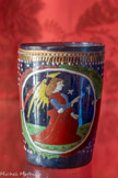 <center></center>Gobelet : Ange et Vierge de l’Annonciation Atelier de Marino BARORIENO
Verre bleu, or et émail
