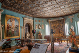 <center>La salle des sculptures</center>3 Fauteuils en X à claire-voie portant un blason Florence ?
Bois
Vers 1500. <br>
4 Colonnes de type candélabre Lombardie. Pierre d’Istrie. Fin du XVe siècle. <br>
5 Deux putti ailés portant un écusson Style de Francesco di SIMONE FERRUCCI
Pietra serena (grès) Vers 1470-1480. <br>
6 Encadrement et portail Style de Pietro LOMBARDO
Venise
Pierre d’Istrie, bois sculpté
Fin du XVe siècle<br>
7 Vénus et Adonis Style d’Antonio LOMBARDO
Venise
Marbre XVe siècle. 16 Médaillons avec l’écusson des Filicaja Atelier des della ROBBIA
Florence
Terre cuite émaillée Début du XVe siècle. <br>
<br> 35. Hercule et le centaure Nessos Antonio SUSINI, d'après GIAMBOLOGNA
Florence Bronze patiné
Vers 1600. <br>
36 Cheval harnaché Padoue
Bronze
XVe siècle. <br>
37. Cheval bucéphale Adrian de VRIES
Italie
Bronze doré
2ème moitié du XVIe siècle.
38. Table à rallonges, avec des piliers en forme de cariatides ailées Bourgogne
Noyer <br>
2ème moitié du XVIe siècle
39 Cassone sculpté Venise
Bois
XVe siècle
40. Tapis «Lotto» à effet de grille. Anatolie
Laine
XVIe siècle. <br>
41. Vierge agenouillée
Maître de la Madone de CESSAFALOMBO.
Italie, Marches. Bois peint
Vers 1470-1480. <br>
43. Tapis Ouchak à médaillons Anatolie
Laine
Fin du XVIe siècle. <br> 44Aiguières Médicis Florence
Porcelaine Vers 1575-1587. <br>
45 Coffret-écritoire pyramidal avec son putto armé. Atelier de Severo da RAVENNA
Bronze. XVIe siècle
Bois peint et doré. <br>
46. Table-vitrine rectangulaire. Italie
Noyer sculpté et doré
XVIe siècle.
19 Linteaux avec des scènes de jeux marins. Florence ?
Pierre XVIe siècle. <br>
20 Écusson aux armes des Davanzati de Florence Italie
Pierre XVe siècle. <br>
21 Ange et Vierge de l’Annonciation. Andrea délia ROBBIA.
Florence
Terre cuite émaillée Vers 1500. <br>
23. Ange de l’Annonciation Domenico da NICCOLO. Sienne
Bois peint
Vers 1410-1415. <br>
24. Siège cardinalice en X avec des montants ornés de têtes de lions. Italie. Bois sculpté et doré XVe siècle. <br>
25 Cassone aux armes des Buoncompagni Italie
Bois sculpté, peint et doré. XVIe siècle