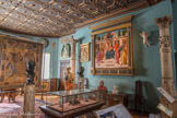 <center>La salle des sculptures</center>1 Colonnes d’ordre composite Venise
Pierre d’Istrie Fin du XVIe siècle.
44. Aiguières Médicis Florence
Porcelaine Vers 1575-1587. <br>
45. Coffret-écritoire pyramidal avec son putto armé. Atelier de Severo da RAVENNA
Bronze. XVIe siècle
Bois peint et doré. <br>
46. Table-vitrine rectangulaire. Italie
Noyer sculpté et doré
XVIe siècle. 
18 Ludovico III Gonzaga, marquis de Mantoue. Attribué à Nicolo di GIOVANNI BARONCELLI
Ferrare. Bronze. Milieu du XVe siècle. <br> 23. Ange de l’Annonciation Domenico da NICCOLO. Sienne
Bois peint
Vers 1410-1415. <br>
25 Cassone aux armes des Buoncompagni Italie
Bois sculpté, peint et doré. XVIe siècle.<br>
18 Ludovico III Gonzaga, marquis de Mantoue. Attribué à Nicolo di GIOVANNI BARONCELLI
Ferrare. Bronze. Milieu du XVe siècle. <br>
47. Caquetoire avec un lion et un motif floral sur le dossier
France
Noyer
XVIe siècle. <br>
48 Buste de Tito Vespasiano Strozzi (1424-1505).
Attribué à Guido MAZZONI
Terre cuite et terre crue polychromes, socle de bois peint
2ème moitié du XVe siècle. <br>
49. Cassone relatant l’histoire d’Atalante Vérone
Fin du XVe siècle. <br>
50. Enfant tenant un chien Gregorio di LORENZO
Marbre
1493-1495. <br>
52. Fin du XVe siècle
Caquetoire France Noyer. <br>
34. Porte aux armes des Turinghelli de Florence. Lucques ?
Noyer
Début du XVIe siècle