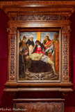 <center>La salle florentine </center>Le Christ mort sur les genoux de la Vierge entouré de saint Louis de Toulouse, saint Dominique, Saint Jacques et saint Nicolas
Francesco BOTTICINI (1446 -1498).
Tempera et huile sur bois, 1488.
<br>Au moment de l’acquisition en 1887, Nélie Jacquemart et Édouard André pensent  obtenir de l’antiquaire Capponi un retable d’autel ayant décoré autrefois une chapelle de l’église Ognissanti à Florence, qui aurait appartenu à Amerigo Vespucci. Son auteur serait Domenico Ghirlandaio, l’un des peintres florentins les plus actifs de la fin du XVe siècle. Mais cette belle légende est mise à bas en 1906 par le grand expert Bernard Berenson qui réfute cette attribution traditionnelle et qui propose celle de Francesco Botticini, hypothèse retenue en 1913 à l’ouverture du musée Jacquemart-André. Fils d’un peintre mineur, Botticini entre en apprentissage chez Neri di Bicci, soit 1’un des ateliers les plus réputés et des plus productifs de son temps, comme nous 1 apprend le livre de raison de ce dernier. C’est là qu’il apprend la technique de la tempera sur bois, mais aussi probablement celle de la fresque. Il s’installe à son compte vers 1471: et ouvre à son tour un atelier qui lui permettra de faire face à de très nombreuses commandes. Son habileté technique et sa capacité de synthèse font de lui une des figures de proue de l’école florentine. Attentif à l’art de Verrocchio au début de sa carrière, il évolue par la suite vers un style plus proche de Filippino Lippi et des frères Pollaiuolo.