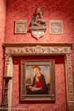 <center>La salle florentine </center>Vierge à l'Enfant. Atelier de Lorenzo GHIBERTI (1378-1455)
Stuc peint
Vers 142. <br>
Écussons
Italie. Pierre
XVe siècle. <br>
 Cheminée montée en encadrement de porte.
Venise.
Pierre sculptée
Fin du XVe siècle. <br>
La Vierge et l’Enfant
Alessio BALDOVINETTI (1425-1499)
Huile sur toile
Vers 1457.<br>
Paire de torchères Italie
Bois sculpté et doré XVIe - XVIIe siècle