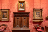 <center>La salle vénitienne </center>Cette dernière salle du musée italien est peut-être celle qui doit le plus au goût personnel d’Edouard André. Aménagé de son vivant, elle regroupe des oeuvres de Venise et des écoles du nord de l’Italie. L’art de Venise avait, en effet, sa préférence. A l’époque, peu nombreux sont les collectionneurs qui font ce choix. La mode est en effet aux florentins. On retrouve des oeuvres de Bellini, Mantegna, Crivelli, Schiavone et de Vittore Carpaccio. . <br> La Vierge et l’Enfant entre trois saints. Andrea MANTEGNA (1431-1506). Huile sur toile de lin Vers 1485. <br> La Vierge et l'Enfant entre Saint-Jérôme et Saint-Louis de Toulouse. d’Andrea MANTEGNA (1431-1506). Tempera sur bois. Vers 1455.
<br> Fauteuil en X à claire-voie aux armes des Guidotti Italie. Noyer sculpté XVIe siècle. <br> Coffre ou banc à dossier haut. Italie, Toscane.Noyer sculpté. XVIe siècle.