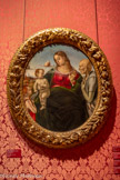 <center>La salle vénitienne </center>Vierge à l’Enfant entre saint Jean-Baptiste et un vieillard. Luca SIGNORELLI  (1445/1450-1523)
Tempera et huile sur bois, tondo. Vers 1491-1492.