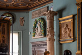 <center>La salle des sculptures</center>16 Médaillons avec l’écusson des Filicaja Atelier des della ROBBIA
Florence
Terre cuite émaillée Début du XVe siècle. <br>
28. Ecusson avec des armes papales Italie
Pierre
XVe siècle. <br>
29 Linteau avec un écusson et les initiales B.M Florence
Pierre
XVe siècle. <br>
30 La Vierge et l’Enfant D'après Andrea délia ROBBIA
Florence
Terre cuite émaillée Milieu du XVe siècle. <br>
34. Porte aux armes des Turinghelli de Florence. Lucques ?
Noyer
Début du XVIe siècle
