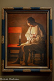 <center>Georges de La Tour Entre ombre et lumière</center>GEORGES DE LA TOUR (1593-1652)
La Femme à la puce
Vers 1632-1635 Huile sur toile
Palais des ducs de Lorraine - Musée lorrain, Nancy
Œuvre prêtée avec l'aimable autorisation de la Société d'histoire de la Lorraine et du Musée Lorrain. <br>
Attribuée à Georges de La Tour en 1955, la Femme à la puce est une œuvre unique dans sa production et l’une des plus énigmatiques. Aucun détail ne permet d'identifier clairement le personnage ou de rattacher la scène à un récit religieux ou profane. Le corps à demi-découvert d’une jeune femme assise dans un intérieur dépouillé est éclairé à la lueur d'une chandelle. Sa chemise de toile, sa coiffe simple et son bracelet de jais, bijou pauvre, indiquent une condition modeste, probablement de servante. Le geste d'hygiène rudimentaire de s'épucer, souvent traité avec légèreté dans la peinture du XVIIe siècle, prend ici une dimension grave et recueillie. Peinte en pleine guerre de Trente Ans, l'œuvre a été rapprochée des préoccupations morales et sociales de son temps, faut-il y voir une allusion à l'égrenage d'un chapelet ? Aux jeunes filles enceintes recueillies par des institutions religieuses
