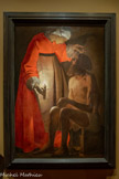 <center>Georges de La Tour Entre ombre et lumière</center>GEORGES DE LA TOUR (1593-1652)
Job raillé par sa femme
Années 1630 Huile sur toile
Musée départemental d'art ancien et contemporain, Épinal. <br>
Le clair-obscur dramatique et la simplicité austère de la composition contribuent à faire de ce tableau l’un des plus saisissants et originaux de Georges de La Tour. Représentant un vieil homme décharné assis, une femme penchée sur lui, cette scène est identifiable à un passage du Livre de Job dans la bible, grâce à l'indice du tesson de poterie posé aux pieds du vieillard. La flamme de la bougie, discrète mais centrale, structure toute la composition : elle éclaire les visages, révèle les textures et crée une atmosphère de recueillement silencieux. A l'instar de Caravage, Georges de La Tour cultive l'ambiguïté narrative et visuelle. Il gomme volontairement certains attributs iconographiques pour mieux immerger le spectateur dans une scène intime qui interroge la foi, la souffrance et la solitude de l'homme éprouvé - transfigurant le quotidien pour y faire advenir le divin.