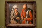 <center>Georges de La Tour Entre ombre et lumière</center>GEORGES DE LA TOUR (1593-1652)
Les Mangeurs de pois.
Vers 1620 Huile sur toile.
Gemäldegalerie, Staatliche Museen zu Berlin, Berlin. <br>
Deux vieillards côte à côte sont absorbés par la consommation silencieuse d'un repas de pois chiches. Leurs vêtements rapiécés, leurs visages marqués, la simplicité des écuelles en terre cuite suggèrent une scène d'aumône, peut-être offerte à la porte d'une église ou d'un hôpital. La lumière crue isole leurs silhouettes dans un espace réduit et dépouillé, sans profondeur. Le cadrage rapproché, la palette de tons terreux, l'absence d'arrière-plan renforcent l'austérité de cette image énigmatique. Le traitement mat de la matière, la lumière oblique, le tracé calligraphique des rides ou des mèches de cheveux et la préparation claire laissée visible autour de certains contours sont caractéristiques du premier style de La Tour. Cette représentation de figures humbles, peintes sans pittoresque ni anecdote, rejoint certaines recherches du caravagisme, mais dans une forme de réalisme radical d'une rare intensité.