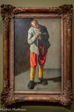 <center>Georges de La Tour Entre ombre et lumière</center>GEORGES DE LA TOUR (1593-1652)
Vieil homme
Vers 1618-1619 Huile sur toile
Fine Arts Muséums of San Francisco, San Francisco Roscoe and Margaret Oakes Collection. <br>
Un homme aux épaules voûtées semble écouter la femme qui lui fait face, les mains sur les hanches, dans son pendant. Les poses de ce couple de vieillards peint à la lumière du jour évoquent une attitude théâtrale. Le dépouillement de la composition et le sol incliné rappellent un dispositif scénique. Le raffinement des vêtements, notamment le tablier de soie brodé de la femme (remarquable démonstration de virtuosité picturale) et les culottes rayées de l'homme, suggère aussi des costumes d'acteurs. On y a reconnu des types comiques du théâtre populaire, comme le couple querelleur formé d'Alison, la femme autoritaire, et de son mari soumis. Longtemps considérées comme des scènes de genre paysannes, ces toiles relèvent donc plutôt d'un naturalisme inspiré du théâtre de rue ou de la tradition graphique locale.