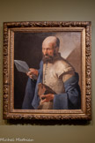 <center>Georges de La Tour Entre ombre et lumière</center>GEORGES DE LA TOUR (1593-1652)
Saint Thomas
Vers 1636 Huile sur toile
Musée du Louvre, département des Peintures, Paris
Saint Thomas est ici reconnaissable à la lance de son martyre : selon la Légende dorée de Jacques de Voragine, le saint fut envoyé par le Christ aux Indes, où il périt percé de coups de lance. Ce tableau, proche de la série des apôtres d'Albi, s'en distingue par la qualité exceptionnelle de sa facture, le classicisme de sa composition et son alliance de vérisme et de raffinement pictural. Il s'agit sans doute d'une œuvre plus tardive. La pose oblique du saint, absorbé dans ses pensées, lui confère une présence singulière.
Le naturalisme des détails retient l'attention : veine saillante sur le front, main osseuse et ridée, métal luisant de la lance ou encore reliure élimée du livre. Le coloris, d'une grande subtilité, ne marie que quatre pigments (blanc de plomb, noir, ocre jaune,