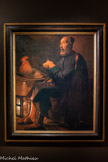 <center>Georges de La Tour Entre ombre et lumière</center>GEORGES DE LA TOUR (1593-1652)
Saint Pierre repentant, dit Les Larmes de saint Pierre
1645
Huile sur toile
The Cleveland Museum of Art, Cleveland Gift of the Hanna Fund. <br>
Signé et daté de 1645, le tableau des Larmes de saint Pierre constitue un jalon essentiel dans l'œuvre de Georges de La Tour. Saint Pierre est ici représenté non comme le fondateur glorieux de l'Église, mais comme un homme accablé par le remords. Assis, le regard rougi par les larmes, il médite dans l'obscurité, éclairé seulement par la lueur vacillante d'une lanterne. Sa position humble, ses pieds nus chaussés de lourdes socques, l'accent mis sur son âge et sa fragilité traduisent la douleur d'un homme qui a renié le Christ.
À ses côtés, un coq rappelle la prophétie de Jésus : «Avant que le coq ne chante, tu m'auras renié trois fois». L'économie des formes, les couleurs sourdes et la retenue de cette scène empreinte de gravité recèlent une charge spirituelle poignante. Georges de La Tour imagine une iconographie de la contrition, solitaire et humaine.