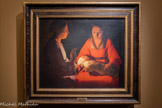<center>Georges de La Tour Entre ombre et lumière</center>GEORGES DE LA TOUR (1593-1652
Le Nouveau-né
Vers 1647-1648 Huile sur toile
Musée des Beaux-Arts, Rennes. <br>
Le Nouveau-né illustre avec une rare intensité la manière dont Georges de La Tour transcende une scène domestique par la seule force de la lumière. Il s'agit à première vue d'une simple scène de maternité, mais tout dans la composition invite à sa lecture spirituelle - à tel point que l'on ne peut s'empêcher d'y voir une représentation de la Vierge, sainte Anne et l'Enfant Jésus, Georges de La Tour évite tout attribut religieux explicite, à l'exception de la lumière oui semble émaner autant du nourrisson que de la flamme elle-même, comme si la divinité s'y révélait Dans cette œuvre, l'héritage caravagesque est évident (éclairage nocturne, figures populaires, dépouillement radical du décor), mais Georges de La Tour substitue à l'emphase dramatique de Caravage une simplicité méditative, une intensité plus feutrée. Le silence presque palpable de la scène, le fond neutre, la palette restreinte et l'immobilité des figures, renforcent le sentiment de recueillement.