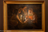 <center>Georges de La Tour Entre ombre et lumière</center>D'APRÈS GEORGES DE LA TOUR (1593-1652)
Saint Sébastien soigné par Irène
Vers 1640-1649 Huile sur toile
Musée des Beaux-Arts, Orléans <br>
Cette scène nocturne est l'une des compositions les plus ambitieuses de La Tour, dont l'interprétation spirituelle atteint ici un sommet. Dans l'obscurité silencieuse, les figures se rassemblent autour d'une lanterne dont la lumière sculpte les corps et dramatise symboliquement l'action. L'épisode montre saint Sébastien martyr sauvé par la pieuse Irène après une première exécution manquée. Le sujet connut une grande fortune au XVIIe siècle alors que le saint, invoqué contre la peste, suscitait une ferveur accrue. Selon les sources, Louis XIII plaça l'original (perdu) dans sa chambre et en fit ôter toutes les autres toiles ; une autre version avait été peinte pour le duc Charles IV de Lorraine. Le succès de cette composition est attesté par les treize copies et variantes connues à ce jour.
La qualité d'exécution de cette version suggère qu'elle est issue de l'atelier et réalisée peu après l'invention de l'original.