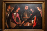 <center>Georges de La Tour Entre ombre et lumière</center>GEORGES DE LA TOUR (1593-1652)
Les Joueurs de dés
Vers 1640-1652 Huile sur toile
Preston Park Museum and Grounds, Stockton-on-Tees.
Cette scène de genre s'organise autour d'une flamme dissimulée, dont la lumière se réfléchit sur le bras tendu au premier plan, un effet virtuose popularisé par les caravagesques nordiques. Le clair-obscur, la silhouette de profil du joueur de droite, le fumeur énigmatique à gauche et les jeux de matière sur les étoffes et les casques composent un ensemble d'une grande finesse. Les riches costumes évoquent plutôt un groupe de jeunes pages qu'une scène de garnison. Le jeu de dés fait un écho lointain au partage de la tunique du Christ, mais il ne recèle aucune référence religieuse explicite. La palette restreinte, les volumes simplifiés et la touche lisse rappellent Le Reniement de saint Pierre ici présenté, et caractérisent la dernière manière du peintre. L'exécution, inégale malgré la présence d'une signature de La Tour, présente des passages très travaillés et des éléments plus sommaires, ce qui suggère une possible intervention de l'atelier, voire d'Étienne de La Tour.