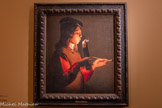 <center>Georges de La Tour Entre ombre et lumière</center>GEORGES DE LA TOUR (1593-1652)
Le Souffleur à la pipe
1646
Huile sur toile
Tokyo Fuji Art Muséum, Tokyo
Daté et signé, ce tableau est considéré comme la version originale d’une composition connue par huit copies. <br>
Le jeune homme au pourpoint coloré rappelle les figures de la Découverte du corps de saint Alexis et des Joueurs de dés. Le thème du souffleur - un personnage gonflant les joues pour ranimer une flamme - est largement répandu dans la peinture européenne des XVIe et XVIIe siècles. La Tour s'en empare avec virtuosité : le tison éclaire le visage dans l'ombre et révèle la texture des étoffes. La scène de genre prend une dimension méditative, presque sacrée. Les formes stylisées, la palette restreinte, les volumes lisses et la sobriété presque figée du geste se rapprochent des autres œuvres tardives du peintre où certains voient l'intervention de l’atelier, peut-être de son fils Étienne. Ce type d'image, très prisé, décorait les intérieurs bourgeois et aristocratique de la Lorraine du XVIIe siècle