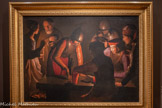 <center>Georges de La Tour Entre ombre et lumière</center>GEORGES DE LA TOUR (1593-1652)
Reniement de saint Pierre
1650
Huile sur toile
Musée d'arts de Nantes, Nantes. <br>
C'est à partir de cette toile qu'Hermann Voss a identifié Georges de La Tour en 1915. Offerte en étrennes au gouverneur de Lorraine, La Ferté, elle est le dernier tableau daté du peintre et constitue un jalon important de sa chronologie. L'œuvre joue d'une tension subtile entre sacré et profane. Dans un angle de la composition, saint Pierre et la servante se détachent dans la pénombre, tandis que l'espace principal est occupé par une scène profane, une partie de dés animée entre soldais rendue avec un réalisme virtuose. La Tour poursuit ici son exploration de la lumière comme langage spirituel et dramatique tout en y introduisant une complexité narrative nouvelle : le silence intérieur du reniement contraste avec le vacarme trivial du monde. La participation de l'atelier, voire de son fils Etienne, est possible, les pratiques de La Tour en fin de carrière restant encore assez méconnues.