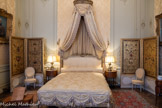 <center>La chambre de Madame </center>Les appartements privés se composent de trois pièces au rez-de-chaussée. Dans sa chambre à coucher, Nélie Jacquemart a choisi de revenir à l’ambiance du règne de Louis XV. Autour d’un grand lit, elle installe des panneaux de boiserie ancienne et place quelques uns de ses plus beaux meubles. Les murs sont tendus de soieries lyonnaises et décorés de deux pastels dont l’exceptionnel Portrait d’homme de Maurice Quentin de la Tour. 
Elle a fait construire sur la terrasse un petit salon en véranda, dont elle avait fait son bureau. <br>Paire de paravents à deux feuilles peintes : arabesques, trophées et singeries Attribuée à Christophe HUET Toile peinte, dorure à l’eau
XVIIIe siècle. <br>
Chaises basses en cabriolet Bois peint
Vers 1775. <br>Table liseuse avec écritoire Paris
Bois de rose et de violette
Vers 1760. <br> A gauche, Tapis ottoman Égypte
Laine. XVIIe siècle.
XVIIe siècle. <br> A droite, Tapis Lotto Anatolie Laine XVIe siècle