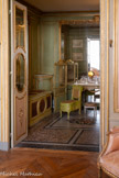 <center>La chambre de Monsieur </center>Chaise d’aisance France
Bois sculpté et peint
XIXe siècle. <br>
Table-console
France
Bois sculpté et peint, rechampi vert, marbre Vers 1770