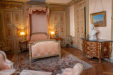<center>La chambre de Monsieur</center>Table « en cabaret »
France
Acajou, bronze doré, marbre blanc de Carrare. Vers 1790-1800. <br>
Lit
Paris
Bois sculpté et doré
XIXe siècle. <br>
Table «vide-poche»
Paris
Bois de rose et d’amarante Vers 1785. <br>
Paire de chaises à la Reine Manufacture de Beauvais,
Jean-Baptiste TILLIARD (1685-1766)
Bois de hêtre doré à l’huile
Vers 1755-1760. <br> Au premier paln, Chaise longue brisée en trois parties Paris
Bois de hêtre peint
XIXe siècle.