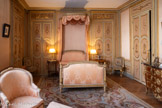<center>La chambre de Monsieur </center>La chambre à coucher d'Edouard André et salle de bain attenante, refaites après sa mort, suggèrent de ce fait plutôt un intérieur de femme. Une commode transition, attribuée à B.V.R.B. y est présentée avec son buste en plâtre par Carpeaux. Malgré la ressemblance avec l’empereur, c’est bien d’Edouard André qu’il s’agit, ultime témoignage de l’admiration et de la fidélité de Nélie pour son époux.
