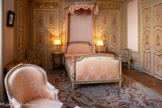 <center>La chambre de Monsieur </center>Table « en cabaret »
France
Acajou, bronze doré, marbre blanc de Carrare. Vers 1790-1800. <br>
Lit
Paris
Bois sculpté et doré
XIXe siècle. <br>
Table «vide-poche»
Paris
Bois de rose et d’amarante Vers 1785. <br>
Paire de chaises à la Reine Manufacture de Beauvais,
Jean-Baptiste TILLIARD (1685-1766)
Bois de hêtre doré à l’huile
Vers 1755-1760.