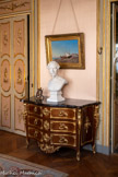 <center>La chambre de Monsieur </center>Commode tombeau
Bernard II VAN RIESENBURGH (avant 1705-1766)
Bois d’amarante, bronze doré, marbre Portor
Vers 1730. <br>
Barques sur le rivage Max MONNIER DE LA SIZERANNE(18251906).
Huile sur toile. XIXe siècle. <br>
Buste d'Edouard André
Jean-Baptiste
